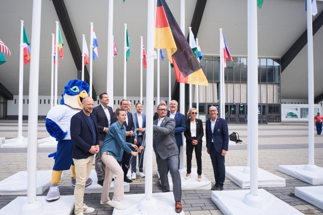 Foto: Hissen der Flagge an der Messe Essen. 