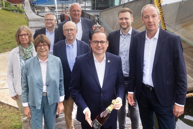 Oberbürgermeister Thomas Kufen bei der offiziellen Taufe des neuen Mähboots "Kaiman".