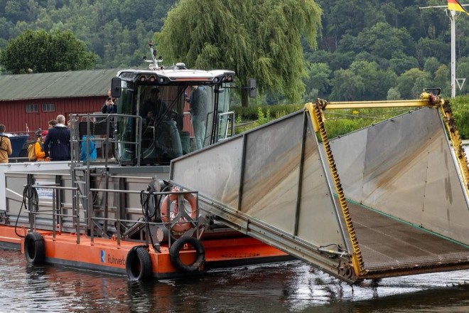 Das neue Mähboot "Kaiman" auf dem Baldeneysee.