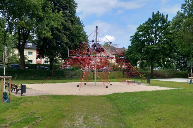 Ein zentrales Highlight ist die neu errichtete, große Seilkletteranlage mit mehreren Ebenen.