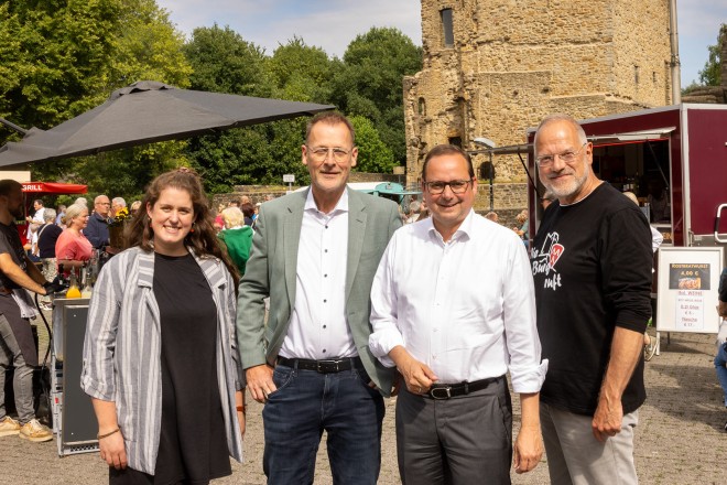 Oberbürgermeister Thomas Kufen beim Besuch des ersten Feierabendmarktes in Burgaltendorf.
