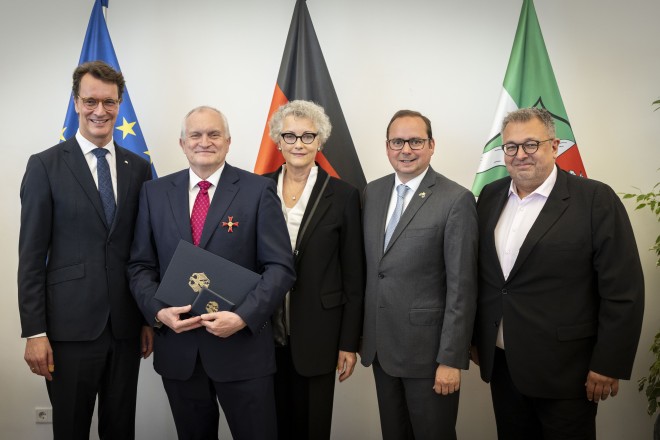 Foto: Oberbürgermeister Thomas Kufen bei der Verleihung des Bundesverdienstordens an den Essener Prof. Dr. Christoph M. Schmidt. 