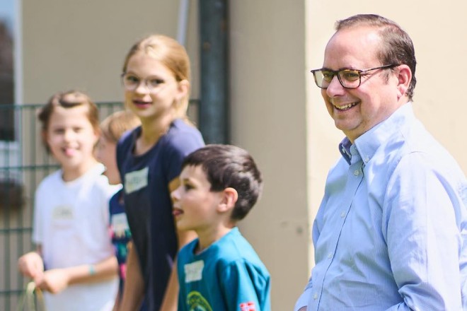 Foto: Oberbürgermeister Thomas Kufen bei den Ferienspielen der Gemeinde St. Antonius Abbas.