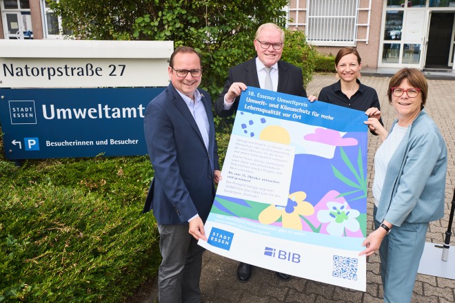 Auftakt zum Essener Umweltpreis 2025 (v.l.n.r.): Oberbürgermeister Thomas Kufen, Dr. Peter Güllmann, Vorstandssprecher der BIB - BANK IM BISTUM ESSEN eG, Sonja Eisenmann, Leiterin des Essener Umweltamts, und Simone Raskob, Geschäftsbereichsvorständin für Umwelt, Verkehr und Sport der Stadt Essen.