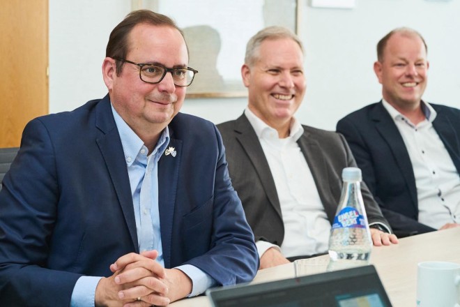 Foto: Oberbürgermeister Thomas Kufen startet gemeinsam mit der EWG - Essener Wirtschaftsförderungsgesellschaft mbH die Sommertour. 