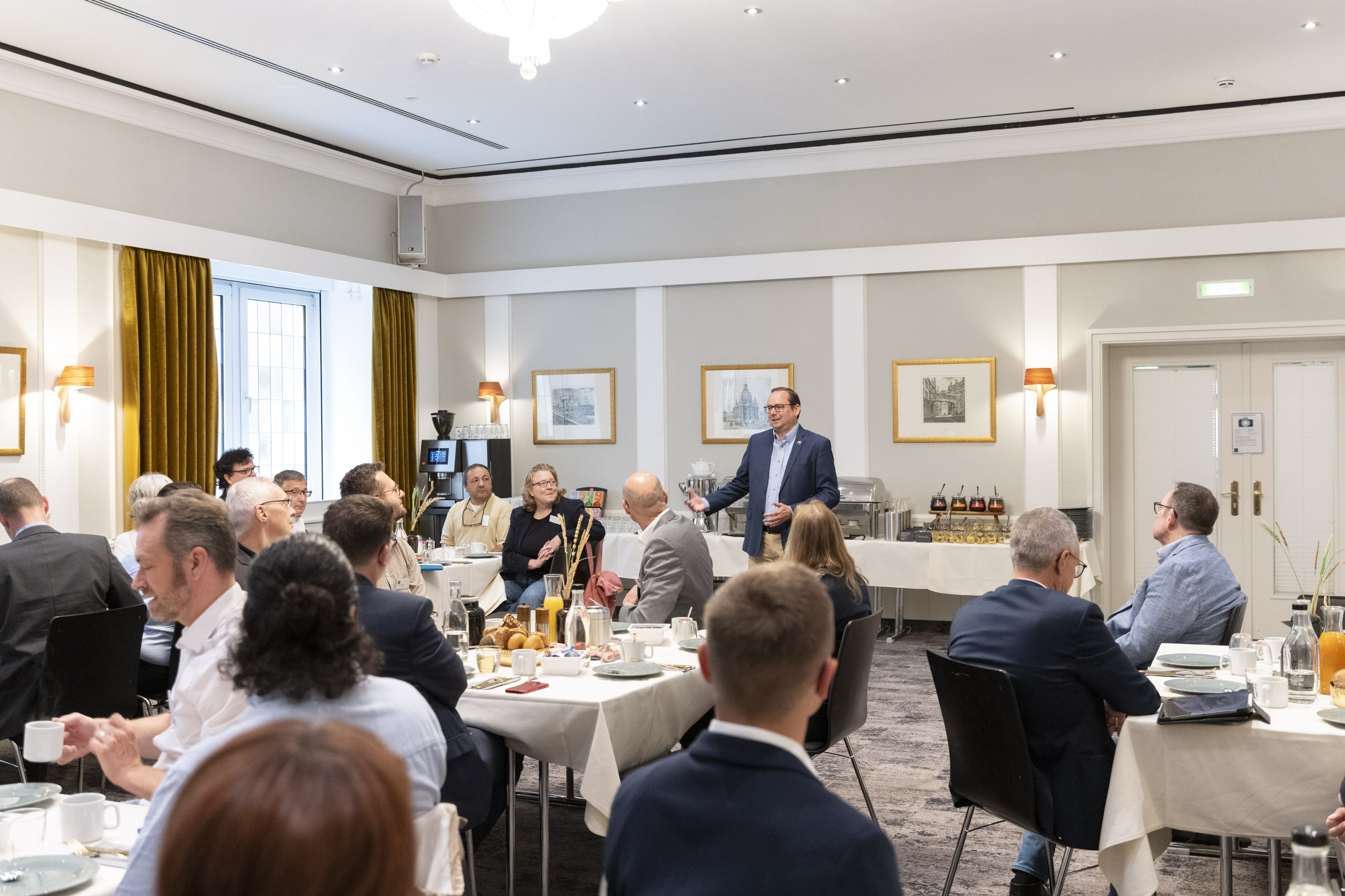 Beim "Frühstück mit der Stadtgesellschaft“ am Montag, 28. Juli, haben sich Oberbürgermeister Thomas Kufen und rund 40 geladene Akteurinnen*Akteure aus Wirtschaft, Ehrenamt, Kulturszene und Verwaltung zum Thema "Zukunft.Essen.Innenstadt“ ausgetauscht. 