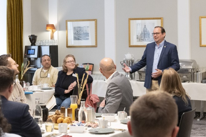 Beim "Frühstück mit der Stadtgesellschaft“ am Montag, 28. Juli, haben sich Oberbürgermeister Thomas Kufen und rund 40 geladene Akteurinnen*Akteure aus Wirtschaft, Ehrenamt, Kulturszene und Verwaltung zum Thema "Zukunft.Essen.Innenstadt“ ausgetauscht. 