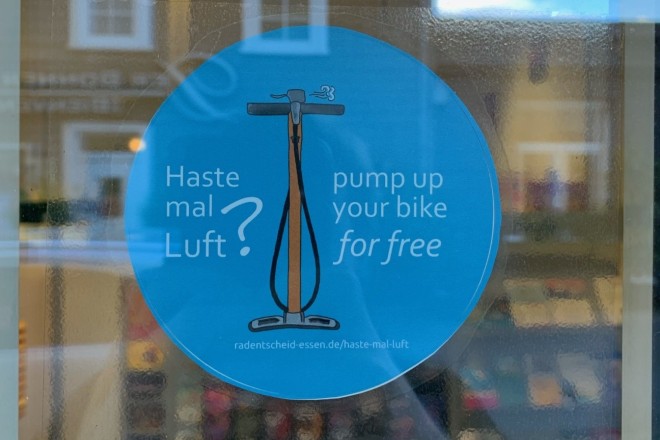 Die #HasteMalLuft Orte können Bürger*innen vor Ort an dem Sticker am Bibliotheks-Eingang erkennen.