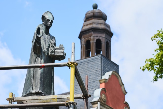 Foto: Wiederaufstellung der Säule und Skulptur des Ludgerusbrunnens auf dem Werdener Marktplatz.