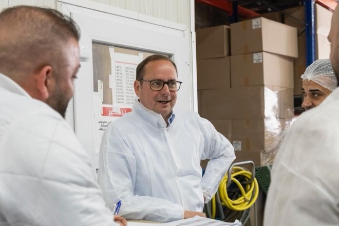 Oberbürgermeister Thomas Kufen beim Besuch des Unternehmens BASHA Food GmbH in Steele.