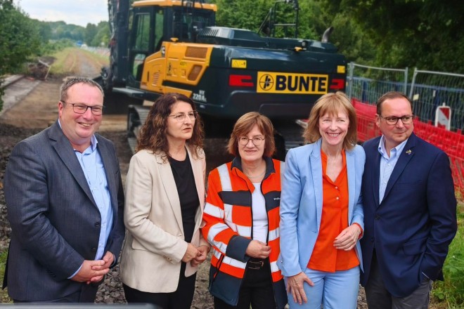 Foto: Oberbürgermeister Thomas Kufen gemeinsam mit Oliver Krischer, Minister für Umwelt, Naturschutz und Verkehr des Landes Nordrhein-Westfalen, sowie Vertreterinnen der Städte Bochum, Gelsenkirchen und Straßen.NRW beim Spatenstich des Radschnellweg Ruhr RS1. 