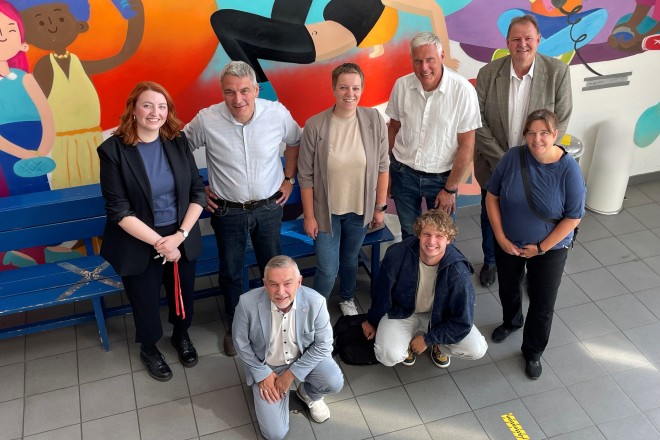 Foto: Gruppenbild der Beteiligten des Besuchs von zwei Jugendeinrichtungen des Kreisjugendwerks der AWO Essen.