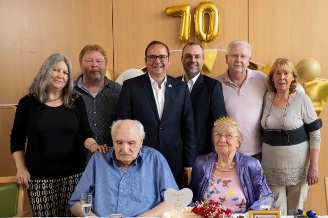 Oberbürgermeister Thomas Kufen gratuliert Ehepaar Schiewe zur Gnadenhochzeit.