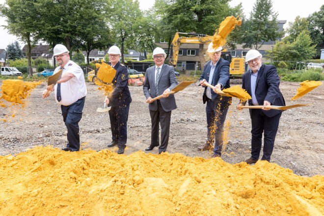Foto: Oberbürgermeister Thomas Kufen setzt den Spatenstich gemeinsam mit (v.l.n.r.): Florian Classen, Einheitsführer der Freiwilligen Feuerwehr Werden, Jörg Wackerhahn, Leiter der Feuerwehr Essen, Christian Kromberg, Ordnungsdezernent, und Dirk Miklikowski, Geschäftsführer der IME (Immobilien Management Essen GmbH). 