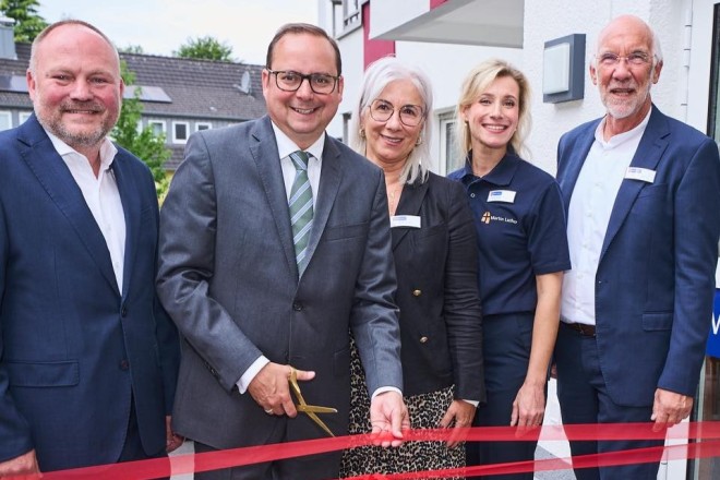 Oberbürgermeister Thomas Kufen bei der Eröffnung der neuen Tagespflege im Martin Luther Quartier in Dellwig.