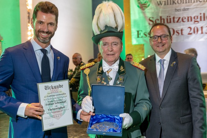 Foto: Oberbürgermeister Thomas Kufen beim Schützen- und Stadtteilfest am Wasserturm in der ehemaligen Kirche St. Michael. 