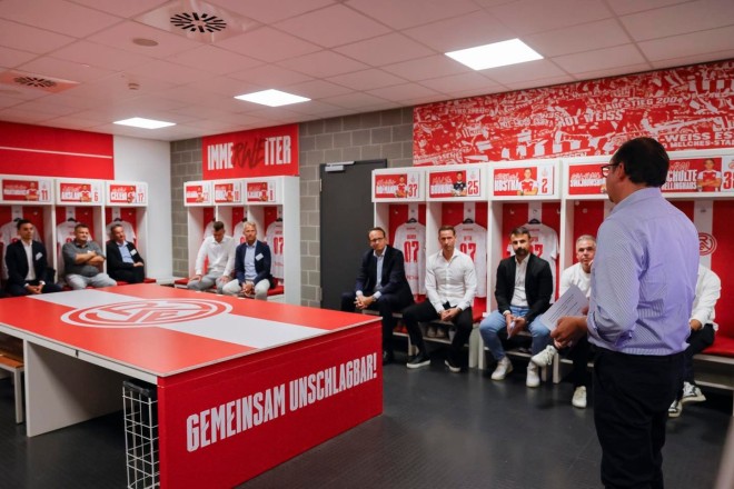 Oberbürgermeister Thomas Kufen beim ersten RWE-Kabinengespräch.