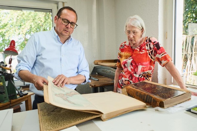 Foto: Oberbürgermeister Thomas Kufen besuchte Buchbinderei Löber. 
