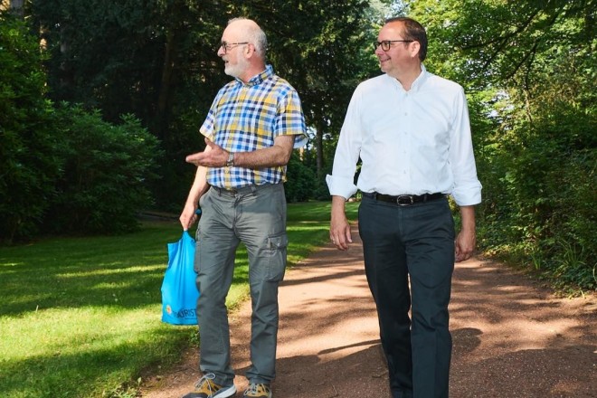 Führung über den Friedhof Bredeney: Michael Maas vom Historischen Verein für Stadt und Stift Essen e.V. zeigte Oberbürgermeister Thomas Kufen spannende Einblicke in die Historie des Friedhofs.