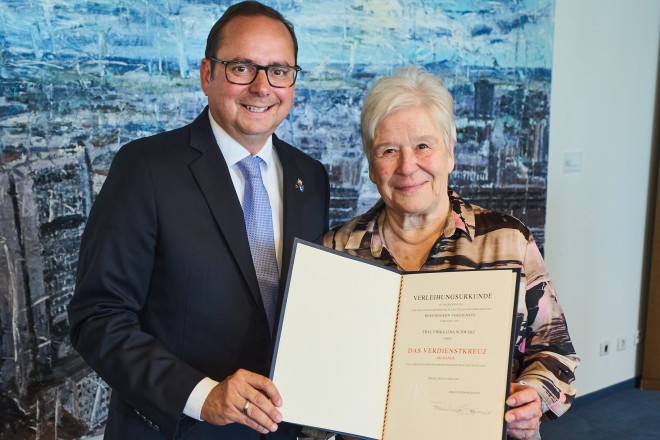 Foto: Oberbürgermeister Thomas Kufen gemeinsam mit Erika Schwarz bei der Übergabe des Verdienstkreuzes am Bande.