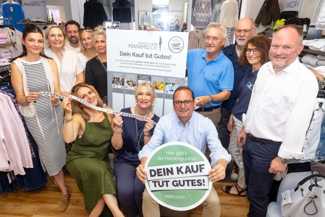 Oberbürgermeister Thomas Kufen eröffnet neue Heldenwand in Frintrop.