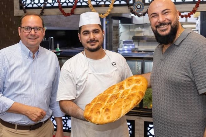 Oberbürgermeister Thomas Kufen besucht das Restaurant "GökhanCan" an der Gladbecker Straße in Altenessen.