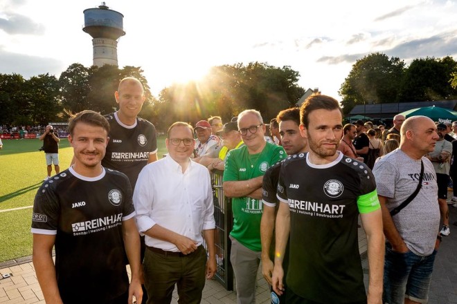 Oberbürgermeister Thomas Kufen besucht das Derby beim Oberligaauftakt am Wasserturm.