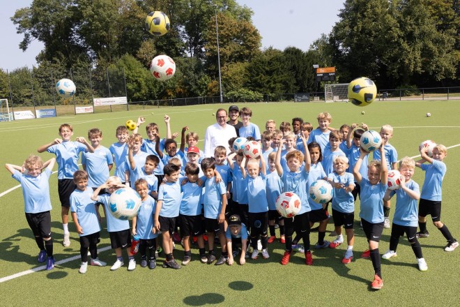 Oberbürgermeister Thomas Kufen besucht Fußballcamp in Bredeney.