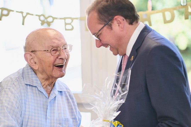 Oberbürgermeister Thomas Kufen gratuliert Johann Weninger zum 107. Geburtstag.