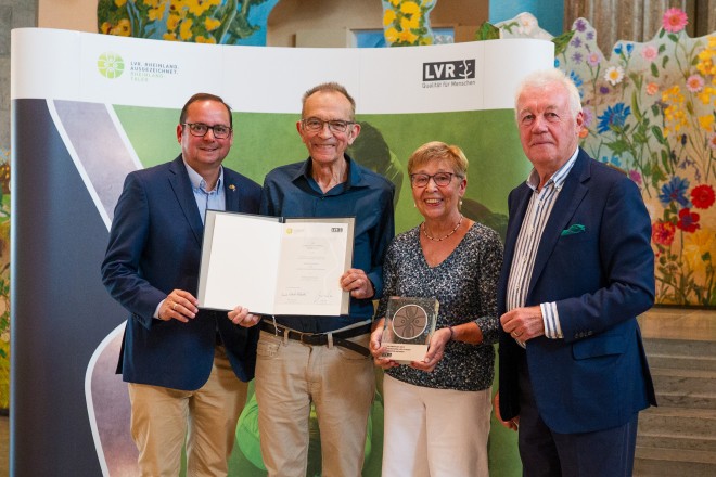 Oberbürgermeister Thomas Kufen bei der Verleihung des Rheinlandtalers an die Eheleute Ingrid Niemann und Ludger Hülskemper-Niemann.