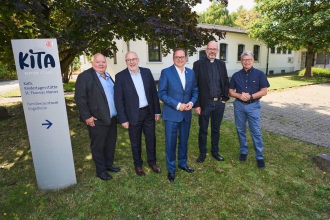 Von links: Detlef Schliffke, Ratsherr, Allbau-Geschäftsführer Dirk Miklikowski, Oberbürgermeister Thomas Kufen, Pfarrer Benedikt Ogrodowczyk und Klaus Hagen, Ratsherr.