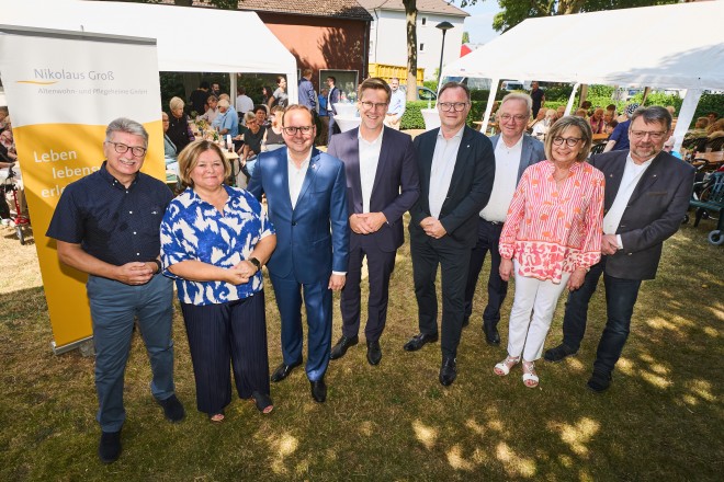 Oberbürgermeister Thomas Kufen gratuliert dem Haus St. Monika zum 40. Jubiläum. 