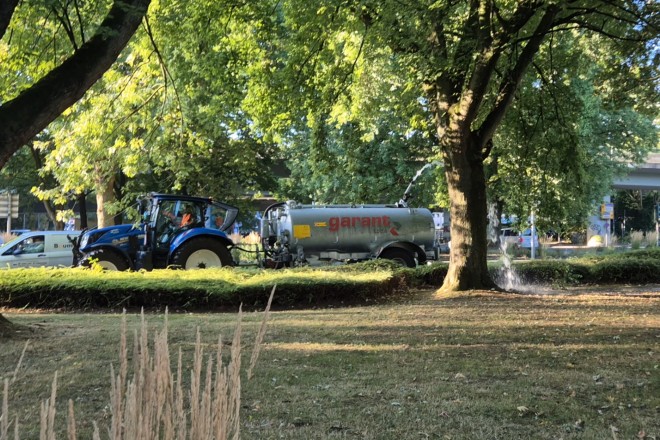 Grün und Gruga setzt aktuell große Kommunalfahrzeuge mit Wasserfässern und ferngesteuerten Düsen zur Stadtbaumbewässerung ein.