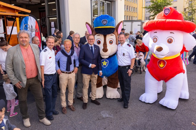 Oberbürgermeister Thomas Kufen beim Tag der offenen Tür der Freiwilligen Feuerwehr Kupferdreh.