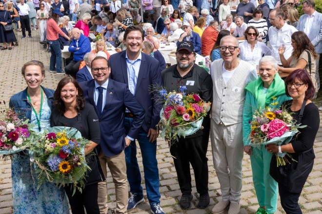 Oberbürgermeister Thomas Kufen gratuliert zum Jubiläum: 55 Jahre Mintrops Land Hotel. 
