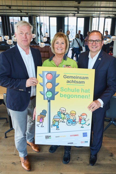 Foto: Oberbürgermeister Thomas Kufen gemeinsam mit Andreas Stüve, Polizeipräsident Essen/Mühlheim, und Anja Löhrmann, Vorstandsvorsitzende Verkehrswacht Essen e.V., bei der Vorstellung der Kampagnenmotive für "Achtung! Schule hat begonnen!".