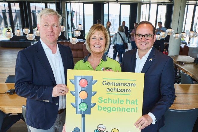 Foto: Oberbürgermeister Thomas Kufen gemeinsam mit Andreas Stüve, Polizeipräsident Essen/Mühlheim, und Anja Löhrmann, Vorstandsvorsitzende Verkehrswacht Essen e.V., bei der Vorstellung der Kampagnenmotive für "Achtung! Schule hat begonnen!".