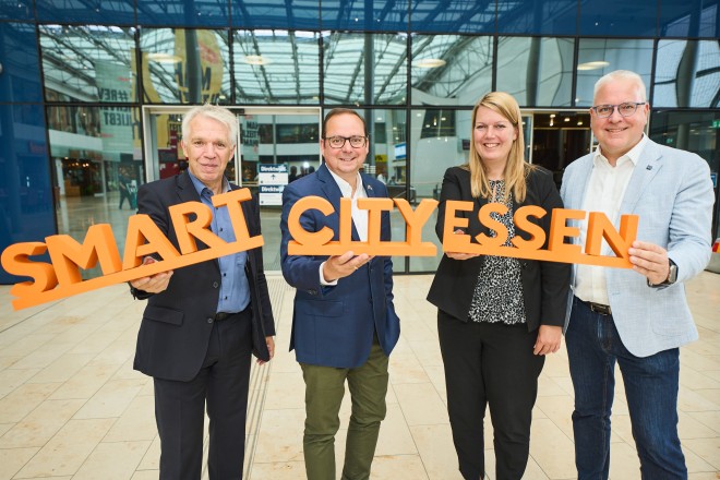 Die Stadt Essen ist klar auf Kurs in Richtung Smart City und hat insbesondere bürgernahe Online-Dienstleistungen stark ausgebaut. V.l.n.r.: Jochen Sander, Geschäftsführer Essener Versorgungs- und Verkehrsgesellschaft mbH, Oberbürgermeister Thomas Kufen, Annabelle Brandes, Geschäftsbereichsvorständin Personal, Allgemeine Verwaltung und Digitalisierung der Stadt Essen, und Peter Adelskamp, Chief Digital Officer der Stadt Essen.