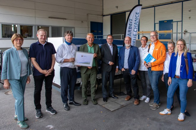 Oberbürgermeister Thomas Kufen gratuliert der NEUEN ARBEIT der Diakonie Essen mit Vertreterinnen*Vertretern der Grünen Hauptstadt Agentur (GHA) und des ADFC zur Auszeichnung "Fahrradfreundlichen Arbeitgeber Gold".