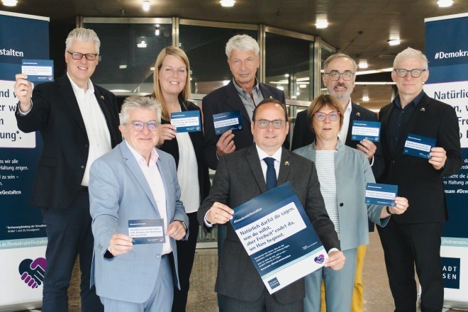 Foto: Oberbürgermeister Thomas Kufen gemeinsam mit den Geschäftsbereichsvorständinnen*Geschäftsbereichsvorständen und Kai-Uwe Gaida, Vorsitzender des Personalrats der Stadt Essen. 
