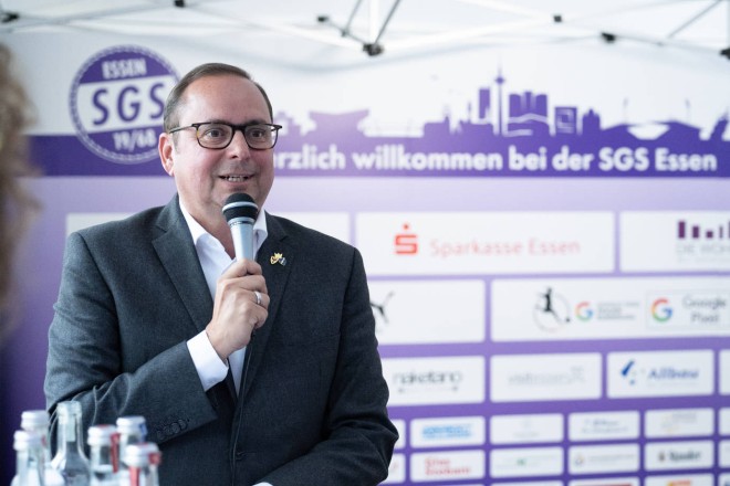 Oberbürgermeister Thomas Kufen spricht bei der Saisoneröffnung 2025/2026 der SGS Essen.