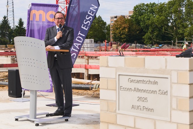 Foto: Oberbürgermeister Thomas Kufen begrüßte die Anwesenden zur Grundsteinlegung. 