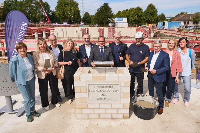 Foto: Oberbürgermeister Thomas Kufen bei der Grundsteinlegung für den Neubau der Gesamtschule Altenessen-Süd.
