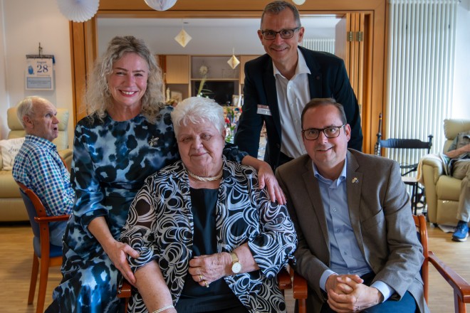 Die Tagespflege OASE im Marienheim hat mit Gisela Bußmann ihren 2.000. Gast empfangen. Oberbürgermeister Thomas Kufen war vor Ort in Überruhr, um persönlich zu gratulieren.