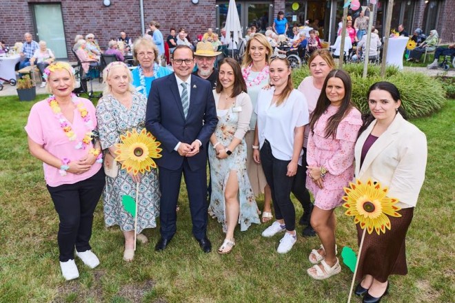 Oberbürgermeister Thomas Kufen beim Strandfest in der Belia Seniorenresidenz Altenessen.