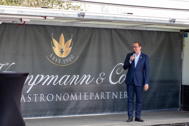 Oberbürgermeister Thomas Kufen gratuliert dem Traditionsunternehmen Kampmann & Co.