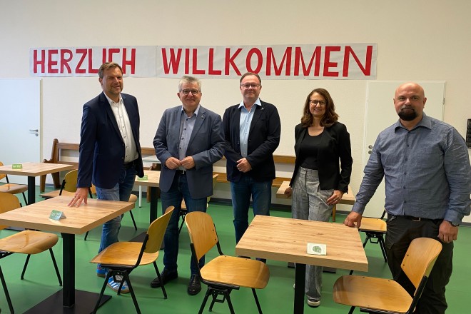 Wiedereröffnung von Tagesaufenthalt und Suppenküche (v.l.n.r.): Prof. Dr. Björn Enno Hermans, Caritasdirektor, Peter Renzel, Stadtdirektor, Sozialdezernent Stadt Essen, Stephan Bode, Leiter des Amts für Soziales und Wohnen, Tanja Rutkowski, Fachbereichsleitung und Stephan Knorr, Suppenküche & Tagesaufenthalt.