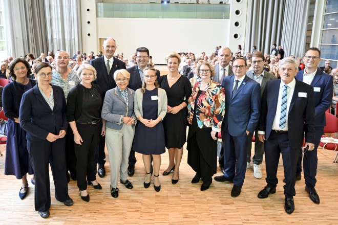Oberbürgermeister Thomas Kufen beim Sommerempfang der Stiftung Universitätsmedizin.