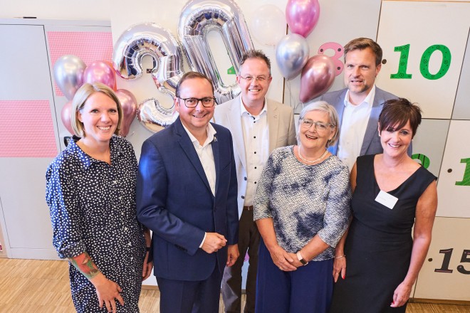 Oberbürgermeister Thomas Kufen gratuliert "Café Schließfach" zum 30-jährigen Jubiläum.