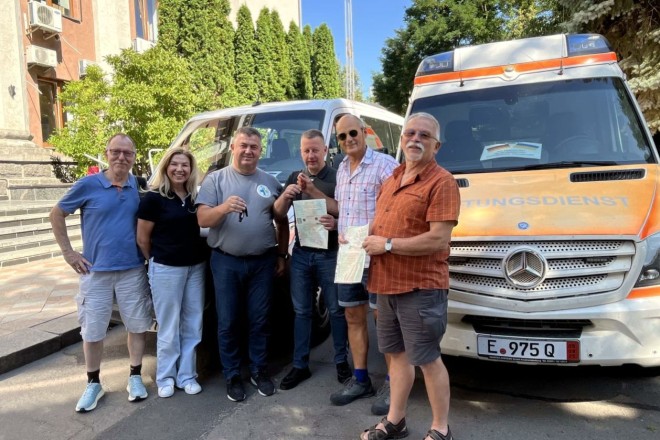 Der amtierende Bürgermeister Viktor Shakyrzian (3. von rechts) mit (v.l.n.r.) Paul Markgraf, Olena Petriv, Büro internationale Beziehungen der Stadtverwaltung Riwne, Oleksandr Petrowitsch, Klinik-Direktor, Frank Rosenkranz und Stephan Kutsch.